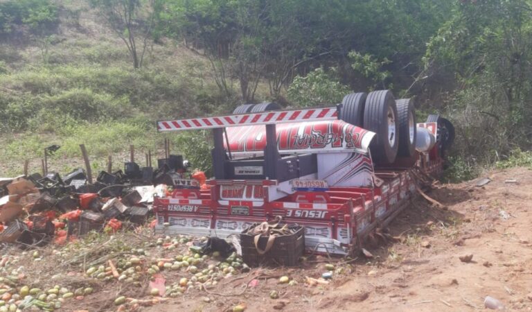 Motorista de caminhão que tombou na BA-052 entre Porto Feliz e Mundo Novo carregado com tomate morreu no local do acidente