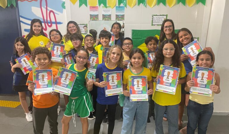 Em clima de Copa do Mundo: Colégio Oásis promove projeto em que alunos do 4º e 5º ano se transformam em figurinhas da Copa
