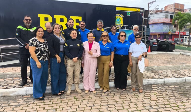 Parceria entre Rotary Club de Jacobina e Prefeitura Municipal atende mais de 400 crianças e jovens com a Carreta do Cinema Rodoviário da PRF em Jacobina