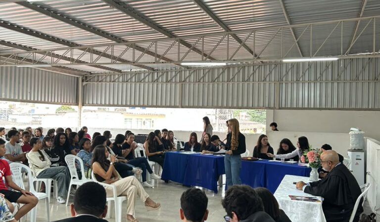 Júri Simulado: Colégio Oásis promove aula sobre globalização por meio de tribunal