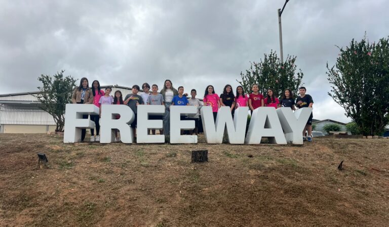 Em aula de campo, alunos do 5º ano do Colégio Oásis de Jacobina realizam visita à Fábrica de Calçados da Freeway e conhecem sistema de produção