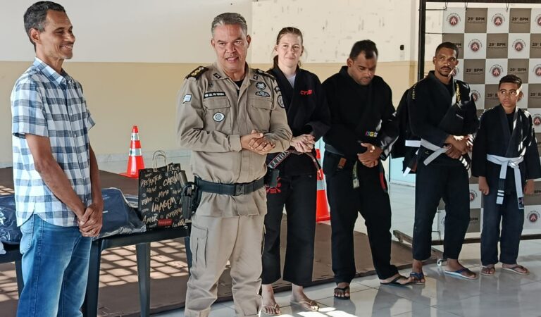 29º BPM realiza entrega de kimonos do projeto social “A Esperança Não Luta Só”
