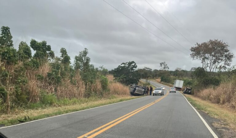 Caminhão carregado de cimento tomba na BR-324 próximo a comunidade dos Índios, município de Caém