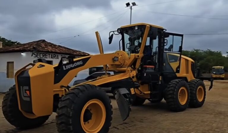 Miguel Calmon é contemplada com uma nova patrol motoniveladora